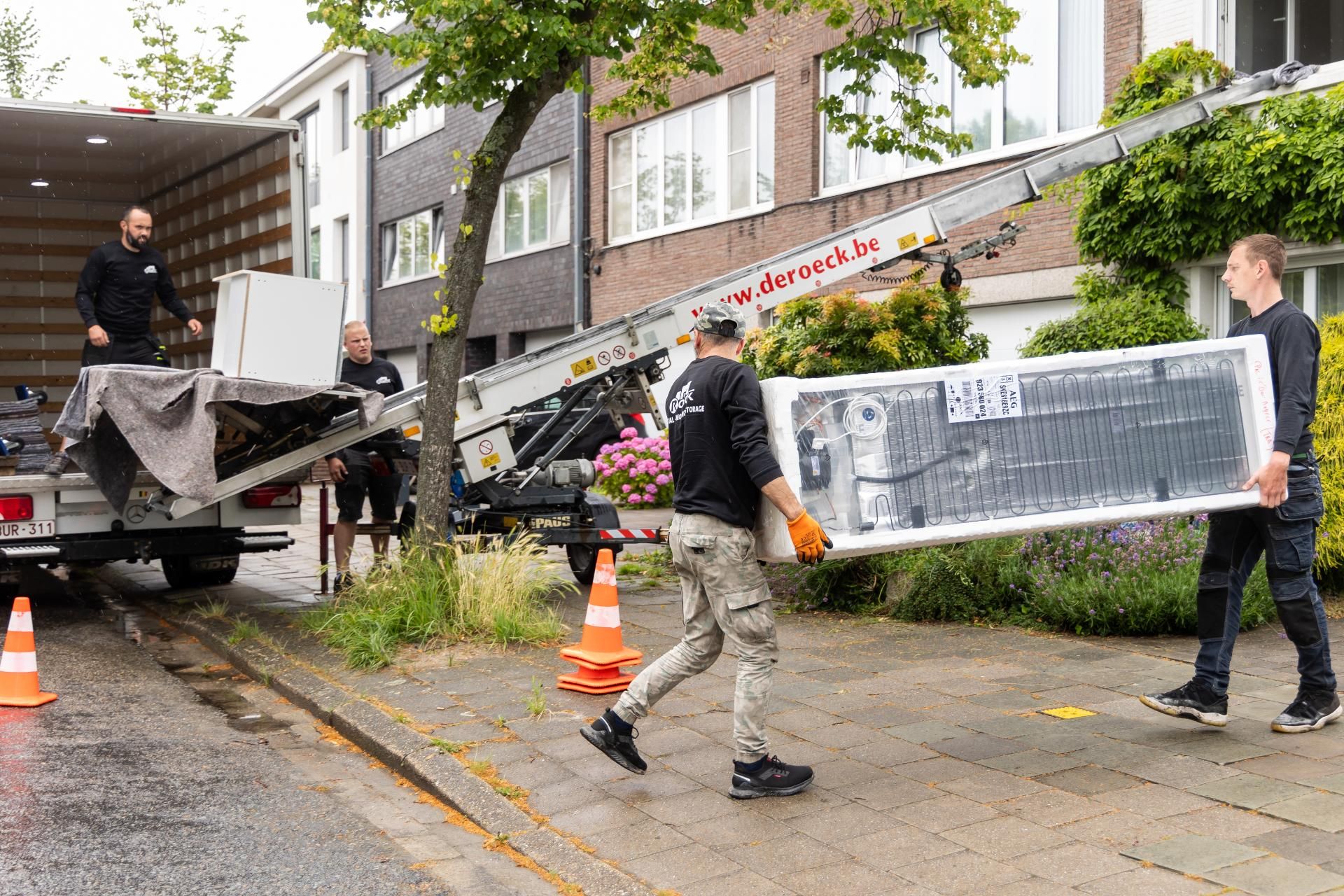 Enkele verhuizers uit het team van de roeck aan het werk